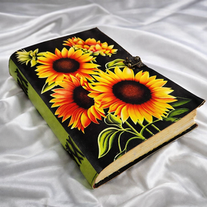 Carnet en cuir fait main vintage, motif arbre de vie en relief, journal vierge avec fermoir et papier vintage à bords festonnés faits main - Product Image 1