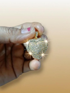 จี้รูปหัวใจประดับเพชรโมอิสซาไนต์แบบฝังเต็ม ดีไซน์ฮิปฮอป วัสดุเงินแท้ 925 สำหรับผู้หญิง นักร้องแร็ปเปอร์ จี้แบบฝังเพชรเต็มชิ้น เหมาะสำหรับเป็นของขวัญ - Product Image 3