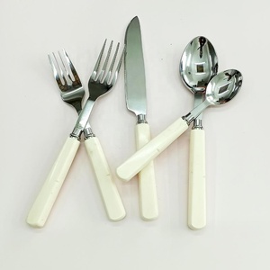 Ensemble de couverts en acier inoxydable à poignée en os blanc Royal Designer polis faits à la main - Product Image 1