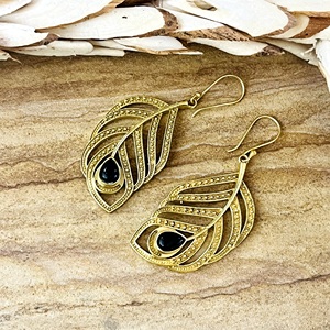 Boucles d'oreilles pendantes bohèmes à plumes très demandées, en laiton tribal, plaqué or 18 carats, motif paon, pour femmes, vente en gros/OEM/ODM - Product Image 4