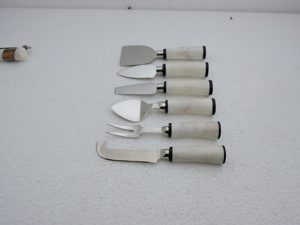 ชุดอุปกรณ์ชีสสแตนเลส 4 ชิ้น ด้ามไม้ สำหรับเสิร์ฟ ล้างด้วยมือเท่านั้น - Product Image 3