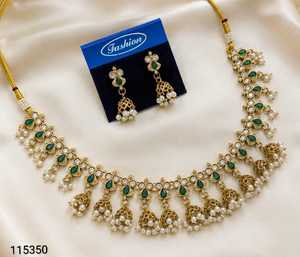 Conjunto nupcial chapado en oro: Collar choker, pendientes colgantes y tikka étnico de circonita. Última tendencia para bodas, compromisos y aniversarios. - Product Image 2