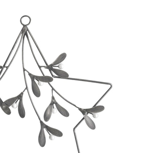 Elegante Corona de Metal Plateado con Estrellas y Acentos de Bayas Blancas, Perfecta para Decoración Festiva de Pared o Ventana - Product Image 3