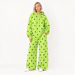 Conjunto de pantalones y sudadera con capucha estampados informales para mujer, conjunto de sudadera con capucha y pantalones de forro polar con lunares verdes, conjunto informal de dos piezas de ajuste holgado para todas las estaciones - Product Image 1