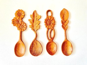 Ensemble de cuillères à salade en bois fantastiques avec manches sculptés en forme de fleurs et de feuilles, outils à salade écologiques faits à la main - Product Image 1
