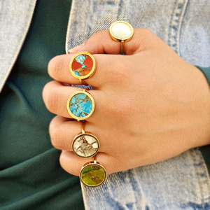 Bague minimaliste en or plaqué 18 carats, forme ronde, pierre précieuse turquoise bleu cuivre, orange Mohave, ajustable, unisexe. - Product Image 4