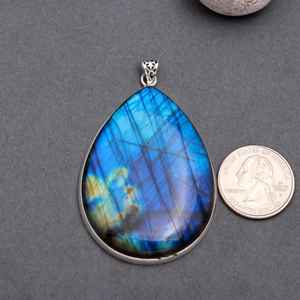 Colgante de labradorita en forma de pera hecho a mano, bisel de plata de ley 925, joyería con piedras preciosas, regalo elegante para mujeres, diseño único. - Product Image 5