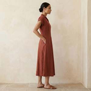 Vestido midi rojo ladrillo de algodón con paneles en forma de A para mujer, con tela ligera, estilo moderno y ajuste cómodo para el día a día. - Product Image 2