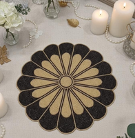 Set de table luxueux décoré de perles brodées, entièrement fait main par Blossom Craft India.
