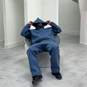 เสื้อฮู้ดดี้ทรงบ็อกซี่ผ้าคอตตอน 100% หนานุ่ม พิมพ์โลโก้ได้ตามต้องการ พร้อมกางเกงวอร์มขายาวทรงโอเวอร์ไซส์ ชุดเซ็ตแทรคสูทสำหรับผู้ชาย - Product Image 2