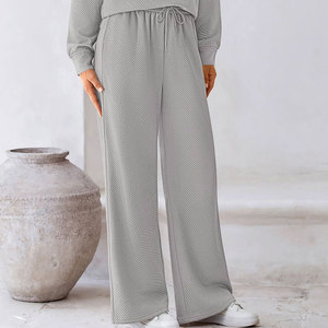 Ensemble de salon élégant et neuf, parfait pour les tenues décontractées et la relaxation, avec des matériaux respirants et confortables. Ensemble de salon pour femmes. - Product Image 3