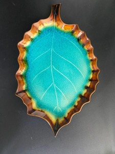 Assiette décorative en métal bleu, motif feuille artistique, élégante, pour une présentation moderne à la maison et sur la table. - Product Image 3