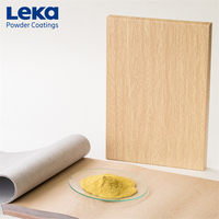 Revêtement en poudre à effet grain de bois de chêne avec couche de finition anti-traces de doigts pour garder les portes d'armoires de cuisine et les façades de placards impeccables
