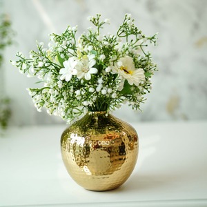 Vase de table artisanal essentiel pour la décoration, design minimaliste, finition dorée, diamètre 14 cm, hauteur 13,5 cm - Product Image 4
