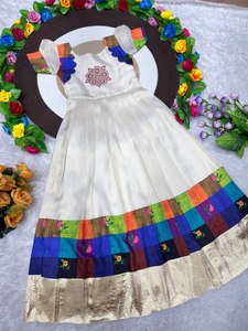 Robe longue en satin plissée style ethnique vintage avec dupatta pour soirée et mariage - Product Image 5