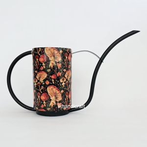 Regadera de interior Stilla de 1.5L con diseño de hongos, herramienta de jardinería de metal con acabado duradero pintado con esmalte, mango arqueado, fabricación OEM. - Product Image 4
