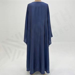 Abaya classique à manches longues avec coupe simple, légère et confortable pour un usage quotidien ou pour des occasions spéciales - Product Image 2