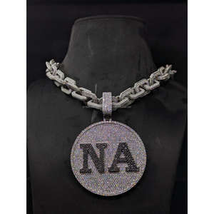 Colgante de Letra Redonda Personalizado de Moda, Totalmente Cubierto de Diamantes VVS Cultivados en Laboratorio, Plata de Ley 925, Joyería Hip Hop de Trisha Jewels - Product Image 1