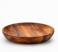 Handgemaakte, ecovriendelijke serveerschotels van natuurlijk acaciahout met massief patroon, gladde matte afwerking, rustiek modern minimalistisch design