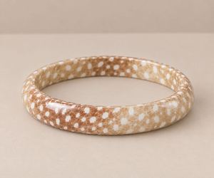 Brazalete de Resina Marrón Caramelo con Patrón de Puntos Color Marfil, Brazalete de Moda para Mujer, Hecho a Mano, Producto al por Mayor - Product Image 1