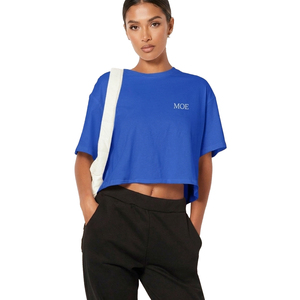 Camiseta gráfica azul brillante con corte cropped, logo personalizado, hombros caídos, estilo casual, versátil, estilo urbano. - Product Image 1