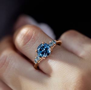 Anillo de Compromiso y Boda de Lujo para Ella, con Moissanita Azul Redonda, Chapado en Oro de 18K y Plata de Ley - Product Image 4