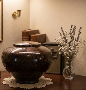 Urna de cremación de madera de alta calidad, la más vendida, hecha en Vietnam, estilo europeo, duradera, con capacidad de 100 pulgadas cúbicas. - Product Image 3