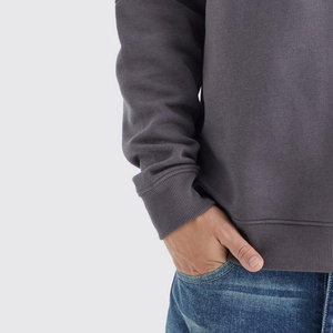 เสื้อสเวตเชิ้ตผู้ชายแบบถัก OEM แบบกำหนดเอง ลายเรียบ สีสันตัดกันสำหรับฤดูหนาว คอกลม สวมใส่สบาย ทรงหลวมพิเศษ ป้องกันรอยยับ - Product Image 5