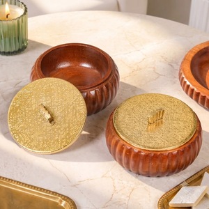 Tarro de especias redondo nórdico de madera con tapa metálica plateada desmontable - Product Image 3