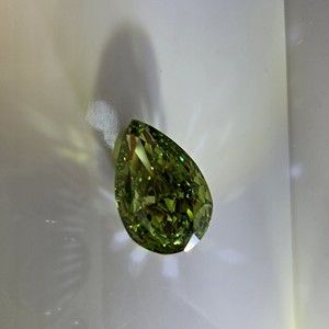 Diamante de Laboratorio de Corte Brillante Modificado en Forma de Pera de 8 Quilates, Color Verde Intenso, VS1, Certificado IGI, Diamantes Sueltos - Product Image 3
