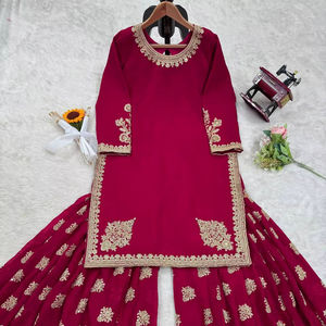 Magnifique ensemble Gharara indien pakistanais de style Bollywood pour soirée, couleur rouge, avec haut, sharara et dupatta en fausse georgette lourde, modèle Sun - Product Image 1