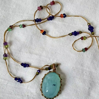 Collier artisanal en macramé avec pierre précieuse bleue, pendentif ovale facetté, cordon réglable multicolore, bijoux bohèmes pour femmes