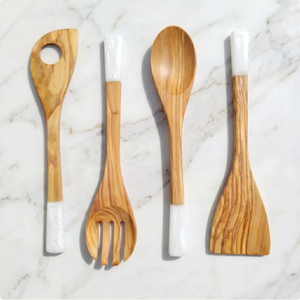 Ensemble d'ustensiles à salade en bois d'olivier avec manches en résine verte, cuillère, spatule et fourchette faits à la main, vaisselle écologique et lavable au lave-vaisselle - Product Image 3