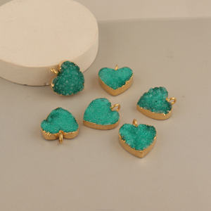 Charmes en forme de cœur en druzy vert faits à la main avec bordure dorée électro-plaquée, pendentif en pierre précieuse pour la création de bijoux - Product Image 3