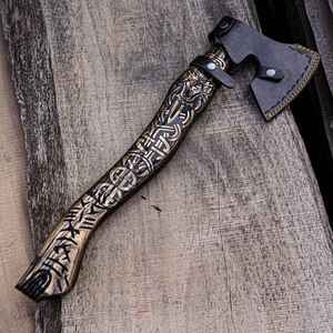Hache de combat viking artisanale en acier au carbone avec fourreau en cuir gravé, idéale pour le camping, idée cadeau DIY pour lui, manche en bois sculpté à la main - Product Image 2
