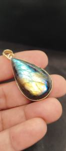 Pendentif Collier en Labradorite Naturelle Effet Brûlé, Finition Laiton Plaqué Or, Sertissage Clos - Product Image 4