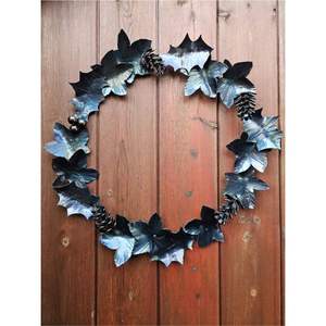 Guirnalda de Metal Negro con Aleros, Decoración de Pared Industrial, Guirnalda de Piñas de Hierro Forjado, Arte de Pared Navideño para el Hogar - Product Image 1