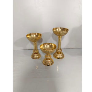 Un juego de tres soportes para velas de té con forma de tazón urli de metal dorado. - Product Image 5