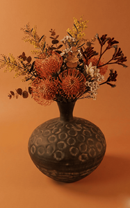Vase à fleurs en métal artisanal moderne, finition texturée noire à fossettes, centre de table rond décoratif, unité individuelle uniquement - Product Image 6