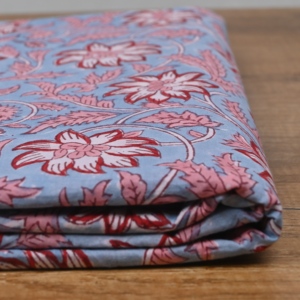 Tissu en coton imprimé à la main motif floral bleu de designer, motif de fleurs rouges et de feuilles roses pour robes, kurtis, coussins - Product Image 6