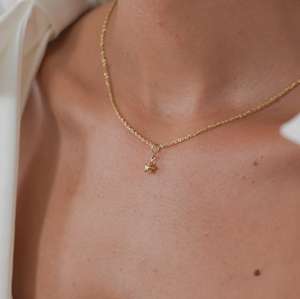 Breloque ou pendentif étoile miniature en or massif 10K 14K 18K, prix de gros usine B2B, solitaire délicat empilable pour usage quotidien, bijoux fins - Product Image 2