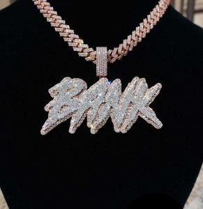 Colgante de Plata 925 con Moissanita y Nombre Personalizado, Baño de Oro Rosa, Pavé de Baguettes, Collar con Letras Personalizadas, Amuleto de Lujo con Baño de Rodio - Product Image 1