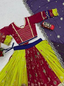 Lehenga Choli Rouge Traditionnel Indien de Créateur, Robe de Navratri, Robe de Garba, Robe de Dandiya, Tenue de Festival Indienne - Product Image 2