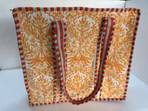 Sac fourre-tout en microfibre matelassé Kantha de qualité supérieure, motif géométrique, sac de transport en tissu artisanal durable avec poignée en corde - Product Image 4