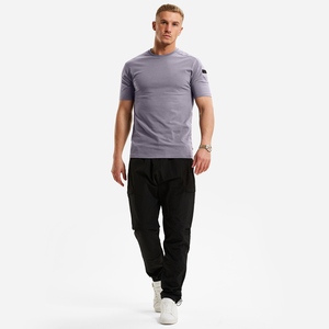 T-shirt homme gris ardoise et violet à manches courtes, coupe slim, col rond, uni, avec patch sur la manche, basique - Product Image 2