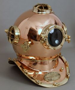 Casque de plongée en cuivre, accent héritage marin pour la décoration nautique, les environnements côtiens et la présentation de collection - Product Image 3