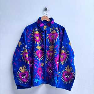 Veste unisexe surdimensionnée en velours bleu roi brodée main motif Cœur Sacré et Œil protecteur, style Bohème Folk Art, pour festivals - Product Image 4