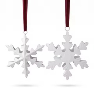 Ornement suspendu ange blanc, design en relief, décoration traditionnelle pour arbre de Noël, taille moyenne, fait main - Product Image 4