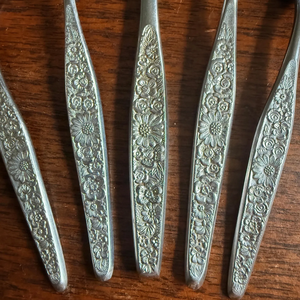 Ensemble de cuillères à salade en métal argenté décoratif avec motif floral en relief, qualité supérieure, design portugais, vente en gros - Product Image 5