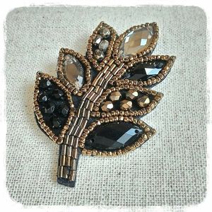 Hermoso Broche Tradicional Bordado con Cuentas y Combinaciones de Colores Ricos para Ropa Étnica y Regalos de Celebración - Product Image 6